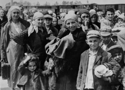 Ankomst. Kvinder og børn afventer udvælgelse på rampen i Auschwitz © USHMM