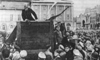 Lenin taler til folket på Den Røde Plads, 1920
